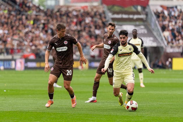 Semih Sahin (1. FC Kaiserslautern, 08) im Dribbling gegen Mathias Rasmussen (FC St. Pauli, 20), GER, FC St. Pauli vs. 1. FC Kaiserslautern, Fussball, 2. Bundesliga, Spieltag 3, Saison 2026 2027, 30.08.2026 DFL REGULATIONS PROHIBIT ANY USE OF PHOTOGRAPHS AS IMAGE SEQUENCES AND OR QUASI-VIDEO GER, FC St. Pauli vs. 1. FC Kaiserslautern, Fussball, 2. Bundesliga, Spieltag 3, Saison 2026 2027, 30.08.2026 Hamburg *** Semih Sahin of 1 FC Kaiserslautern, No. 08, dribbling past Mathias Rasmussen of FC St. Pauli, No. 20, GER, FC St. Pauli vs. 1 FC Kaiserslautern, Soccer, 2. Bundesliga, Matchday 3, 2026–2027 Season, August 30, 2026 DFL regulations prohibit any use of photographs as image sequences and or quasi-video, GER, FC St. Pauli vs. 1. FC Kaiserslautern, soccer, 2. Bundesliga, Matchday 3, 2026–2027 season, August 30, 2026, Hamburg Copyright: xEibner-Pressefoto MaxxVincenx EP_MVN