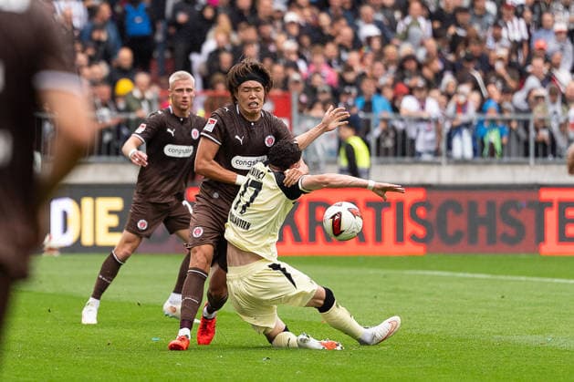 Tomoya Ando (FC St. Pauli, 15) im Zweikampf mit Erencan Yardimci (1. FC Kaiserslautern, 17), GER, FC St. Pauli vs. 1. FC Kaiserslautern, Fussball, 2. Bundesliga, Spieltag 3, Saison 2026 2027, 30.08.2026 DFL REGULATIONS PROHIBIT ANY USE OF PHOTOGRAPHS AS IMAGE SEQUENCES AND OR QUASI-VIDEO GER, FC St. Pauli vs. 1. FC Kaiserslautern, Fussball, 2. Bundesliga, Spieltag 3, Saison 2026 2027, 30.08.2026 Hamburg *** Tomoya Ando (FC St. Pauli), No. 15, in a tackle with Erencan Yardimci (1. FC Kaiserslautern), No. 17, GER, FC St. Pauli vs. 1 FC Kaiserslautern, Soccer, 2. Bundesliga, Matchday 3, 2026–2027 Season, August 30, 2026 DFL regulations prohibit any use of photographs as image sequences and or quasi-video GER, FC St. Pauli vs. 1 FC Kaiserslautern, Soccer, 2. Bundesliga, Matchday 3, 2026–2027 Season, August 30, 2026, Hamburg Copyright: xEibner-Pressefoto MaxxVincenx EP_MVN
