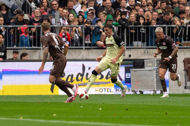 Erencan Yardimci (1. FC Kaiserslautern, 17) im Dribbling gegen Marcus Mathisen (FC St. Pauli, 06), GER, FC St. Pauli vs. 1. FC Kaiserslautern, Fussball, 2. Bundesliga, Spieltag 3, Saison 2026 2027, 30.08.2026 DFL REGULATIONS PROHIBIT ANY USE OF PHOTOGRAPHS AS IMAGE SEQUENCES AND OR QUASI-VIDEO GER, FC St. Pauli vs. 1. FC Kaiserslautern, Fussball, 2. Bundesliga, Spieltag 3, Saison 2026 2027, 30.08.2026 Hamburg *** Erencan Yardimci, 1 FC Kaiserslautern, 17, dribbling past Marcus Mathisen, FC St. Pauli, 06, GER, FC St. Pauli vs. 1 FC Kaiserslautern, Soccer, 2. Bundesliga, Matchday 3, 2026–2027 Season, August 30, 2026 DFL regulations prohibit any use of photographs as image sequences and or quasi-video, GER, FC St. Pauli vs. 1. FC Kaiserslautern, soccer, 2. Bundesliga, Matchday 3, 2026–2027 season, August 30, 2026, Hamburg Copyright: xEibner-Pressefoto MaxxVincenx EP_MVN