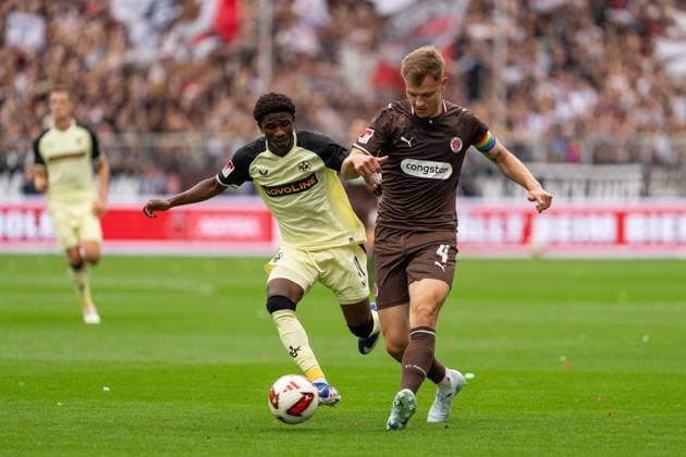 David Nemeth (FC St. Pauli, 04) im Dribbling, Ibrahim Kanate (1. FC Kaiserslautern, 11), GER, FC St. Pauli vs. 1. FC Kaiserslautern, Fussball, 2. Bundesliga, Spieltag 3, Saison 2026 2027, 30.08.2026 DFL REGULATIONS PROHIBIT ANY USE OF PHOTOGRAPHS AS IMAGE SEQUENCES AND OR QUASI-VIDEO GER, FC St. Pauli vs. 1. FC Kaiserslautern, Fussball, 2. Bundesliga, Spieltag 3, Saison 2026 2027, 30.08.2026 Hamburg *** David Nemeth, FC St. Pauli, No. 04, dribbling; Ibrahim Kanate, 1 FC Kaiserslautern, No. 11, GER; FC St. Pauli vs. 1 FC Kaiserslautern, soccer, 2. Bundesliga, Matchday 3, 2026–2027 season, August 30, 2026 DFL regulations prohibit any use of photographs as image sequences and or quasi-video, GER, FC St. Pauli vs. 1. FC Kaiserslautern, Soccer, 2. Bundesliga, Matchday 3, 2026–2027 Season, August 30, 2026, Hamburg Copyright: xEibner-Pressefoto MaxxVincenx EP_MVN