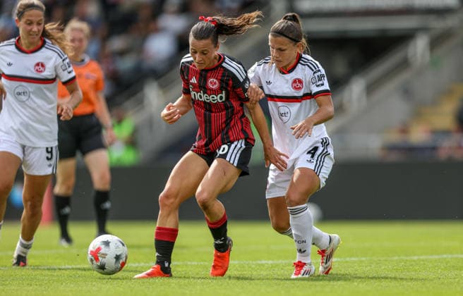 GER, Frankfurt, Eintracht Frankfurt vs 1. FC Nürnberg, Google Pixel Frauen Bundesliga, Fussball, DFB, Spielzeit 2026 2027, Stadion am Brentanobad, 2. Spieltag im Bild v.l.: Hayley Raso (Eintracht Frankfurt Frauen 16), Alexsandra Lobanova (FC Nürnberg Frauen 4) DFB DFL REGULATIONS PROHIBIT ANY USE OF PHOTOGRAPHS AS IMAGE SEQUENCES AND OR QUASI-VIDEO, 30.08.2026 *** GER, Frankfurt, Eintracht Frankfurt vs. 1. FC Nürnberg, Google Pixel Women s Bundesliga, Soccer, DFB, 2026–2027 Season, Stadion am Brentanobad, Matchday 2 in pictures (from left): Hayley Raso, Eintracht Frankfurt Women s Team 16, Alexsandra Lobanova, FC Nürnberg Women No. 4. DFB and DFL regulations prohibit any use of photographs as image sequences and or quasi-video. August 30, 2026 Copyright: HMBxMedia HendrikxHamelau