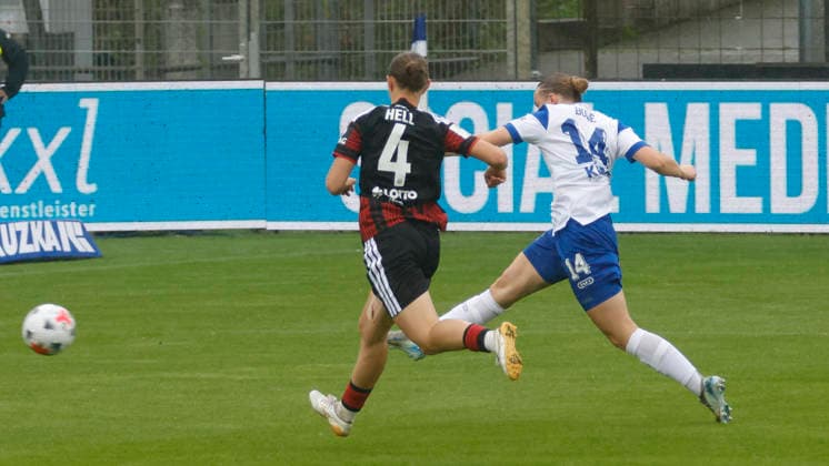 30.08.2026, Hänsch-Arena, Meppen, GER, 2. Bundesliga, Frauen: SV Meppen vs Eintracht Frankfurt II, Bente Marie Bode (SV Meppen 14) trifft zum 1:0 DFL REGULATIONS PROHIBIT ANY USE OF PHOTOGRAPHS AS IMAGE SEQUENCES AND OR QUASI-VIDEO. Meppen Niedersachsen Hänsch-Arena