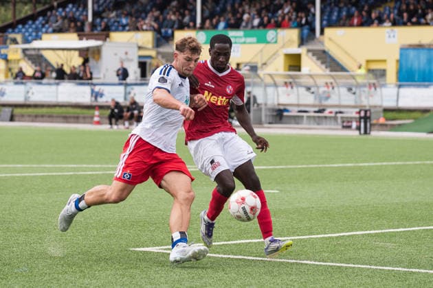 Fußball, Saison 2026 27, Regionalliga Nord, Hamburger SV II U21, U 21 - FC Eintracht Norderstedt, Stadion Hoheluft (Hamburg), 30.08.2026, 6. Spieltag Joonas Joachim Peter Frenzel ( 9, HSV, Teamkapitän), Ezra Kwajo Ampofo ( 29, EN03)
