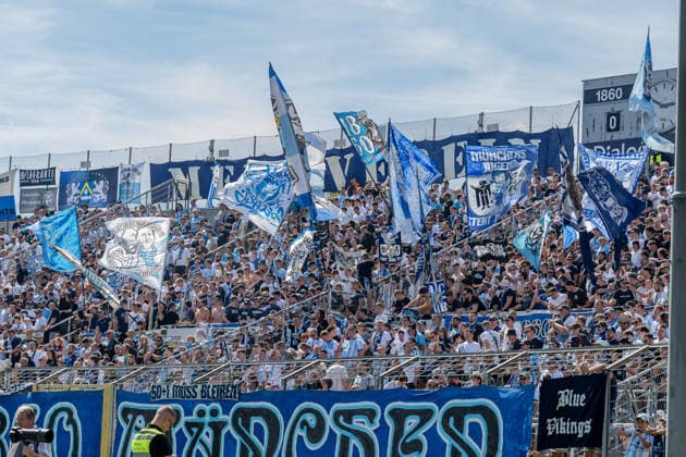 Die Loewenfans in der Westkurve erwarten den Anpfiff der Partie GER, TSV 1860 Muenchen vs. TSV Landsberg 1882, Fussball, Regionalliga Bayern, 6. Spieltag, Saison 2026 2027, 30.08.2026. (DFL DFB REGULATIONS PROHIBIT ANY USE OF PHOTOGRAPHS as IMAGE SEQUENCES and or QUASI-VIDEO). Foto: HMB Media Heike Feiner Copyright: HMBxMedia HeikexFeiner