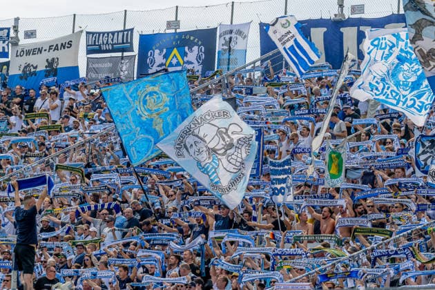 Die Loewenfans in der Westkurve erwarten mit einer Schalparade den Anpfiff der Partie GER, TSV 1860 Muenchen vs. TSV Landsberg 1882, Fussball, Regionalliga Bayern, 6. Spieltag, Saison 2026 2027, 30.08.2026. (DFL DFB REGULATIONS PROHIBIT ANY USE OF PHOTOGRAPHS as IMAGE SEQUENCES and or QUASI-VIDEO). Foto: HMB Media Heike Feiner Copyright: HMBxMedia HeikexFeiner
