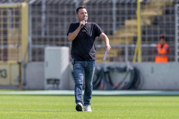 Sebastian Schaech (Stadionsprecher, TSV 1860 Muenchen) mit Mikrofon auf dem Rasen unterwegs GER, TSV 1860 Muenchen vs. TSV Landsberg 1882, Fussball, Regionalliga Bayern, 6. Spieltag, Saison 2026 2027, 30.08.2026. (DFL DFB REGULATIONS PROHIBIT ANY USE OF PHOTOGRAPHS as IMAGE SEQUENCES and or QUASI-VIDEO). Foto: HMB Media Heike Feiner Copyright: HMBxMedia HeikexFeiner