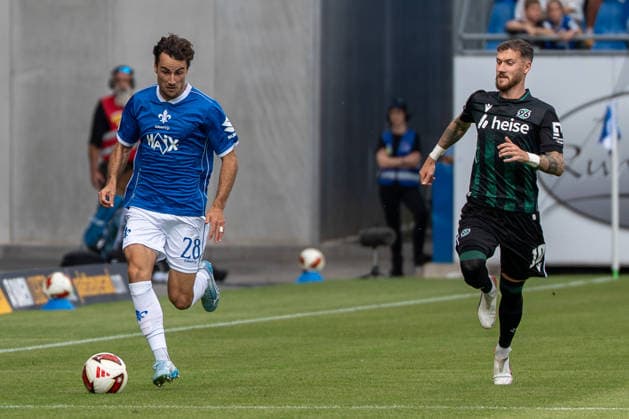 2. Bundesliga: SV Darmstadt 98 vs Hannover 96, Merck-Stadion am Böllenfalltor, 30.08.2026 Am Ball Christopher Lannert (SV Darmstadt 98, 28) verfolgt von Marcel Hartel (Hannover 96, 10) 2. Bundesliga: SV Darmstadt 98 vs Hannover 96, Merck-Stadion am Böllenfalltor, 30.08.2026 DFB DFL REGULATIONS PROHIBIT ANY USE OF PHOTOGRAPHS AS IMAGE SEQUENCES AND OR QUASI-VIDEO. *** 2. Bundesliga: SV Darmstadt 98 vs. Hannover 96, Merck Stadium at Böllenfalltor, August 30, 2026. Christopher Lannert of SV Darmstadt 98 (No. 28) has the ball, pursued by Marcel Hartel of Hannover 96 (No. 10). 2. Bundesliga: SV Darmstadt 98 vs. Hannover 96, Merck Stadium at Böllenfalltor, August 30, 2026 DFB and DFL regulations prohibit any use of photographs as image sequences and or quasi-video. Copyright: xBEAUTIFULxSPORTS Hillx