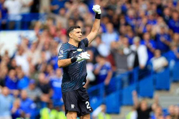 Chelsea FC v Brighton & Hove Albion - Premier League 2026 27 Emiliano Martinez, goalkeeper of Chelsea waves at fans before the Premier League 2026 27 match between Chelsea FC and Brighton & Hove Albion at Stamford Bridge on August 30, 2026 in London, England. WARNING! This Photograph May Only Be Used For Newspaper And Or Magazine Editorial Purposes. May Not Be Used For Publications Involving 1 player, 1 Club Or 1 Competition Without Written Authorisation From Football DataCo Ltd. For Any Queries, Please Contact Football DataCo Ltd on +44 (0) 207 864 9121 London Stamford Bridge England United Kingdom Copyright: xAllstarxPicturexLibraryxLtdx