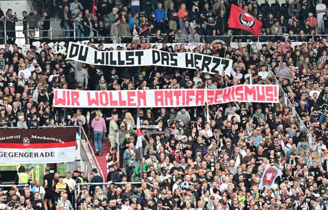 30.08.2026,GER Fußball, Männer, 2.BL, Spieltag 3, Saison 2026 2027, Hamburg, FC St. Pauli vs 1.FC Kaiserslautern Feature die Fans von Pauli zeigen Plakate DFB DFL regulations prohibit any use of photographs as image sequences and or quasi-video) Hamburg Millerntorstadion Hamburg Deutschland *** August 30, 2026, GER Soccer, Men, 2nd Division, Matchday 3, 2026–2027 Season, Hamburg, FC St. Pauli vs. 1. FC Kaiserslautern Feature: Pauli fans display posters. DFB and DFL regulations prohibit any use of photographs as image sequences and or quasi-video. Hamburg Millerntorstadion, Hamburg, Germany Copyright: xnordphotoxGmbH xWitkex