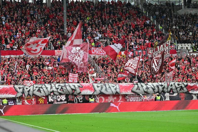 30.08.2026,GER Fußball, Männer, 2.BL, Spieltag 3, Saison 2026 2027, Hamburg, FC St. Pauli vs 1.FC Kaiserslautern Feature Fanblock von Kaiserslautern DFB DFL regulations prohibit any use of photographs as image sequences and or quasi-video) Hamburg Millerntorstadion Hamburg Deutschland *** August 30, 2026, GER Soccer, Men, 2nd Division, Matchday 3, 2026–2027 Season, Hamburg, FC St. Pauli vs. 1. FC Kaiserslautern Feature: Kaiserslautern Fan Section DFB and DFL regulations prohibit any use of photographs as image sequences and or quasi-video Hamburg Millerntorstadion Hamburg, Germany Copyright: xnordphotoxGmbH xWitkex