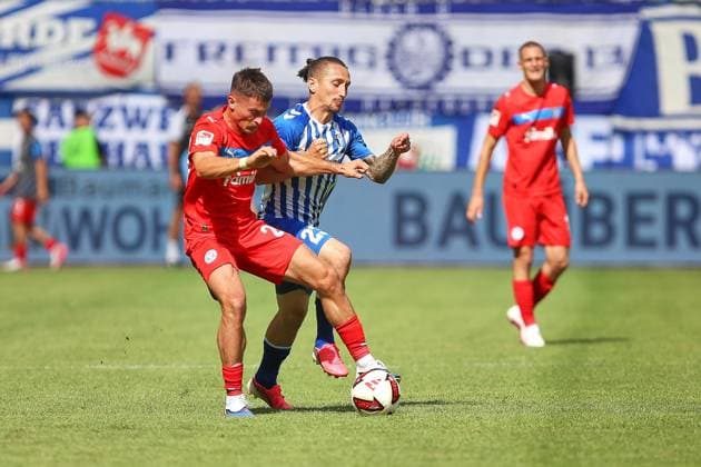 Magdeburg, Sachsen-Anhalt, Deutschland, 30.08.2026: Avnet Arena: 3. Spieltag, Saison 2026 27, 2. Fußball-Bundesliga: 1. FC Magdeburg - Holstein Kiel: Adrián Kaprálik (20, Holstein Kiel) und Baris Atik (23, 1. FC Magdeburg) *** Magdeburg, Saxony-Anhalt, Germany, August 30, 2026, Avnet Arena, Matchday 3, 2026–27 Season, 2. Bundesliga, 1. FC Magdeburg vs. Holstein Kiel, Adrián Kaprálik (20), Holstein Kiel, and Baris Atik (23), 1. FC Magdeburg Copyright: xdtsxNachrichtenagenturx dts_131754