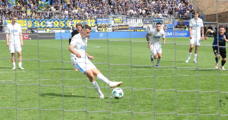 1.FC Saarbrücken.,FC Hansa Rostock Saarbrücken , 30.08.2026 Fußball 3.Liga 1.FC Saarbrücken.,FC Hansa Rostock 1-3 Kenan Fatkic FC Hansa Rostock hat den Elfmeter verwandelt Saarbrücken Ludwigsparkstadion Saarland Deutschland