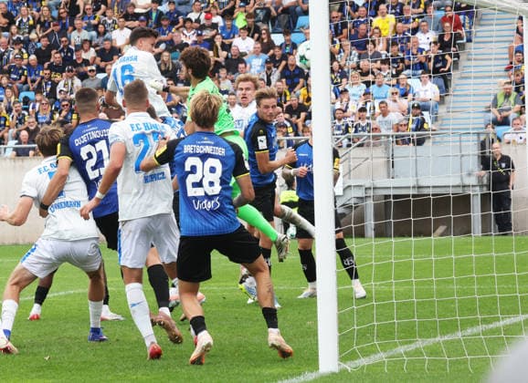 1.FC Saarbrücken.,FC Hansa Rostock Saarbrücken , 30.08.2026 Fußball 3.Liga 1.FC Saarbrücken.,FC Hansa Rostock 1-4 Kopfball durch Lukas Wallner FC Hansa Rostock Saarbrücken Ludwigsparkstadion Saarland Deutschland