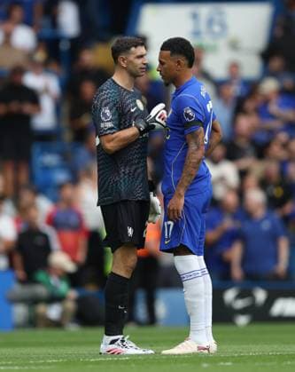 Premier League - Chelsea v Brighton & Hove Albion LONDON, ENGLAND, AUGUST 30: Emiliano Martinez of Chelsea & Morgan Rogers of Chelsea during the Premier League match between Chelsea v Brighton & Hove Albion at Stamford Bridge Stadium, London, England, on August 30. (Photo by Daniel Weir) London Stamford Bridge Stadium England Copyright: xDanielxWeir SportsxPressxPhotox Sportspressphoto_SPR219620