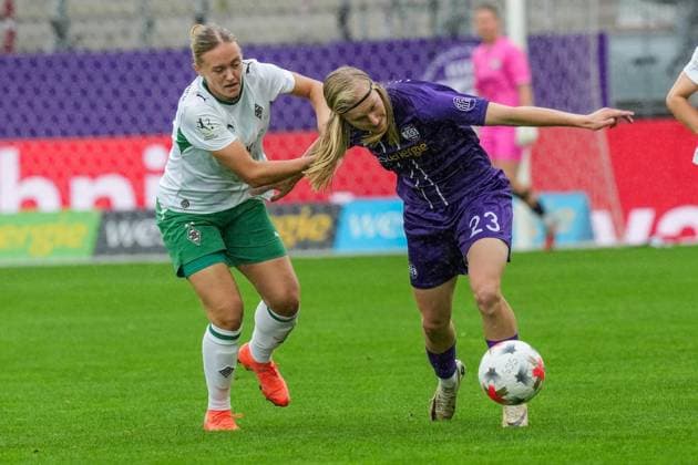 Frauenfussball in Essen ** NUR FÜR REDAKTIONELLE ZWECKE ** EDITORIAL USE ONLY **<p>Kyra Spitzner von SGS Essen im Spiel gegen Sam Drissen von Mönchengladbach. Das Spiel SGS Essen gegen Borussia Mönchengladbach endete am 30.08. 2026 mit X:X im Stadion Essen an der Hafenstraße 97a. Michael Gohl FUNKE Foto Services< p> Deutschland Nordrhein-Westfalen Essen Copyright: MichaelxGohl *** Women s Soccer in Essen ** FOR EDITORIAL PURPOSES ONLY ** EDITORIAL USE ONLY ** p Kyra Spitzner of SGS Essen in the match against Sam Drissen of Mönchengladbach The match between SGS Essen and Borussia Mönchengladbach ended on August 30, 2026, with a score of X-X at the Essen Stadium on Hafenstraße 97a. Michael Gohl, FUNKE Photo Services p Sports Germany North Rhine-Westphalia Essen Copyright MichaelxGohl Copyright: MichaelxGohl doc87duphaoqgp1b18pud1k ,EDITORIAL USE ONLY