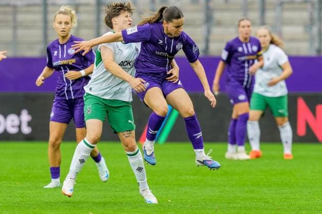 Frauenfussball in Essen ** NUR FÜR REDAKTIONELLE ZWECKE ** EDITORIAL USE ONLY **<p>Leonie Köpp von SGS Essen im Spiel gegen Paula Auguste Helga Klensmann von Mönchengladbach. Das Spiel SGS Essen gegen Borussia Mönchengladbach endete am 30.08. 2026 mit X:X im Stadion Essen an der Hafenstraße 97a. Michael Gohl FUNKE Foto Services< p> Deutschland Nordrhein-Westfalen Essen Copyright: MichaelxGohl *** Women s Soccer in Essen ** FOR EDITORIAL PURPOSES ONLY ** EDITORIAL USE ONLY ** p Leonie Köpp of SGS Essen in the match against Paula Auguste Helga Klensmann of Mönchengladbach. The match between SGS Essen and Borussia Mönchengladbach ended on August 30, 2026, with a score of X X at the Essen Stadium at Hafenstraße 97a. Michael Gohl, FUNKE Photo Services p Sports Germany North Rhine-Westphalia Essen Copyright MichaelxGohl Copyright: MichaelxGohl doc87dupio6maagfayqgge ,EDITORIAL USE ONLY