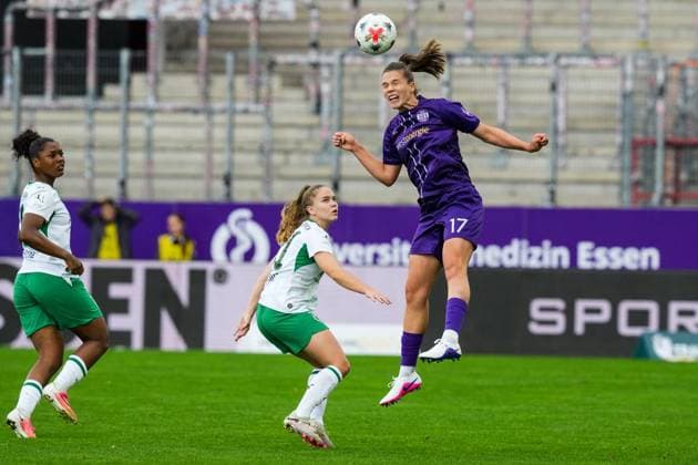 Frauenfussball in Essen ** NUR FÜR REDAKTIONELLE ZWECKE ** EDITORIAL USE ONLY **<p>Karla Brinkmann von SGS Essen im Spiel gegen Suus van der Drift von Mönchengladbach. Das Spiel SGS Essen gegen Borussia Mönchengladbach endete am 30.08. 2026 mit X:X im Stadion Essen an der Hafenstraße 97a. Michael Gohl FUNKE Foto Services< p> Deutschland Nordrhein-Westfalen Essen Copyright: MichaelxGohl *** Women s Soccer in Essen ** FOR EDITORIAL PURPOSES ONLY ** EDITORIAL USE ONLY ** p Karla Brinkmann of SGS Essen in a match against Suus van der Drift of Mönchengladbach. The match between SGS Essen and Borussia Mönchengladbach ended on August 30, 2026, with a score of X-X at the Essen Stadium on Hafenstraße 97a. Michael Gohl, FUNKE Photo Services p Sport Germany North Rhine-Westphalia, Essen Copyright MichaelxGohl Copyright: MichaelxGohl doc87dupircdl0ghus5dlr ,EDITORIAL USE ONLY