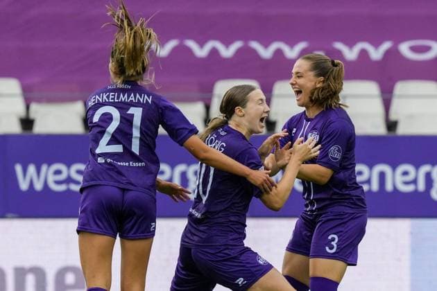 Frauenfussball in Essen ** NUR FÜR REDAKTIONELLE ZWECKE ** EDITORIAL USE ONLY **<p>Lia Henkelmann, Laura Bröring und JoÃ«lle Steiner von SGS Essen freuen sich über ein Tor gegen Mönchengladbach. Das Spiel SGS Essen gegen Borussia Mönchengladbach endete am 30.08. 2026 mit X:X im Stadion Essen an der Hafenstraße 97a. Michael Gohl FUNKE Foto Services< p> Deutschland Nordrhein-Westfalen Essen Copyright: MichaelxGohl *** Women s Soccer in Essen ** FOR EDITORIAL PURPOSES ONLY ** EDITORIAL USE ONLY ** p Lia Henkelmann, Laura Bröring, and Joëlle Steiner of SGS Essen celebrate a goal against Mönchengladbach. The match between SGS Essen and Borussia Mönchengladbach ended on August 30, 2026, with a score of X-X at the Essen Stadium on Hafenstraße 97a. Michael Gohl, FUNKE Photo Services. p Sports, Germany, North Rhine-Westphalia, Essen. Copyright MichaelxGohl Copyright: MichaelxGohl doc87dupj8q9hd2idr01inl ,EDITORIAL USE ONLY