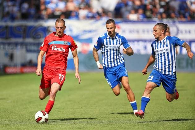 Magdeburg, Sachsen-Anhalt, Deutschland, 30.08.2026: Avnet Arena: 3. Spieltag, Saison 2026 27, 2. Fußball-Bundesliga: 1. FC Magdeburg - Holstein Kiel: L-R: Ivan Nekic (13, Holstein Kiel), Falko Michel (21, 1. FC Magdeburg), Baris Atik (23, 1. FC Magdeburg) *** Magdeburg, Saxony-Anhalt, Germany, August 30, 2026, Avnet Arena, Matchday 3, 2026–27 Season, 2. Bundesliga, 1. FC Magdeburg vs. Holstein Kiel, Referee: Ivan Nekic (13), Holstein Kiel, Falko Michel (21), 1 FC Magdeburg, Baris Atik 23, 1 FC Magdeburg Copyright: xdtsxNachrichtenagenturx dts_131760