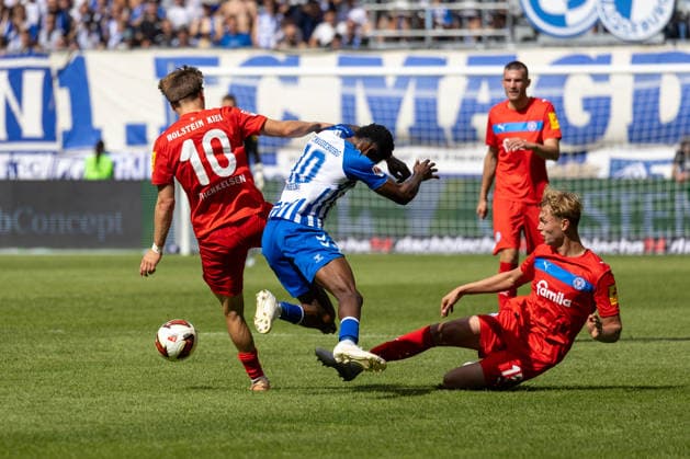 Deutschland: 2.Bundesliga, Saison 2026 2027, 30.08.2026, 3. Spieltag, 1.FC Magdeburg vs Holstein Kiel, Avnet Arena : Moritz-Broni Kwarteng (1.FC Magdeburg, 10) im Zweikampf gegen Jonas Therkelsen (Holstein Kiel, 10) *** Germany 2. Bundesliga, 2026–2027 Season, August 30, 2026, Matchday 3, 1. FC Magdeburg vs. Holstein Kiel, Avnet Arena: Moritz Broni Kwarteng (1. FC Magdeburg) challenges Jonas Therkelsen (Holstein Kiel) for the ball, No. 10 Copyright: xMichellexLukax