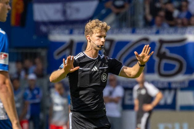 Deutschland: 2.Bundesliga, Saison 2026 2027, 30.08.2026, 3. Spieltag, 1.FC Magdeburg vs Holstein Kiel, Avnet Arena : Jarno Wienefeld (Schiedsrichter) Mimik, Gesichtsausdruck, Emotion *** Germany 2. Bundesliga, 2026–2027 Season, August 30, 2026, Matchday 3, 1. FC Magdeburg vs. Holstein Kiel, Avnet Arena, Jarno Wienefeld (Referee), Facial Expressions, Emotions Copyright: xMichellexLukax