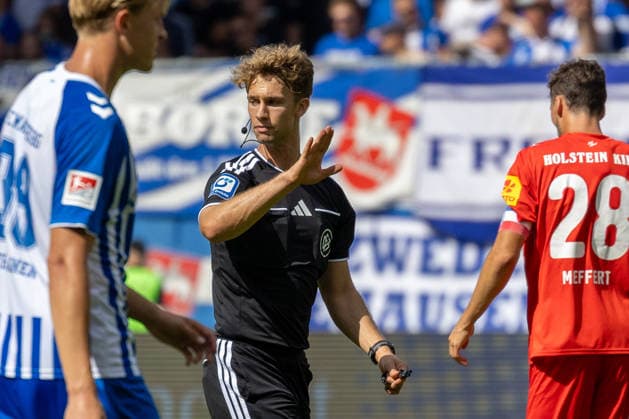 Deutschland: 2.Bundesliga, Saison 2026 2027, 30.08.2026, 3. Spieltag, 1.FC Magdeburg vs Holstein Kiel, Avnet Arena : Jarno Wienefeld (Schiedsrichter) Geste, Gestik, Emotion *** Germany 2. Bundesliga, 2026–2027 Season, August 30, 2026, Matchday 3, 1. FC Magdeburg vs. Holstein Kiel, Avnet Arena, Jarno Wienefeld (Referee), Gestures, Body Language, Emotion Copyright: xMichellexLukax