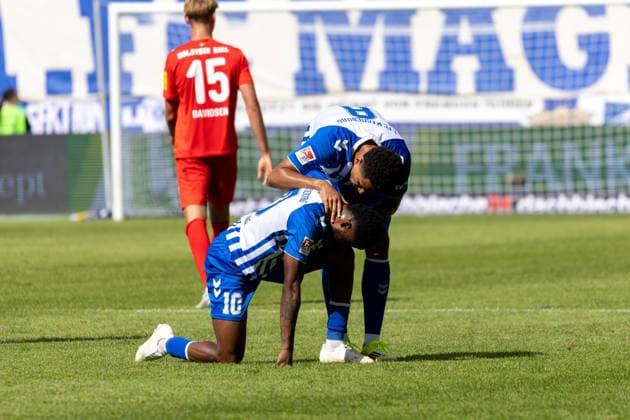 Deutschland: 2.Bundesliga, Saison 2026 2027, 30.08.2026, 3. Spieltag, 1.FC Magdeburg vs Holstein Kiel, Avnet Arena : Moritz-Broni Kwarteng (1.FC Magdeburg, 10), Emmanuel Iyoha (1.FC Magdeburg, 8) verletzt am Boden *** Germany 2. Bundesliga, 2026–2027 Season, August 30, 2026, Matchday 3, 1. FC Magdeburg vs. Holstein Kiel, Avnet Arena: Moritz Broni Kwarteng (1. FC Magdeburg), 10; Emmanuel Iyoha (1. FC Magdeburg), 8, injured on the ground Copyright: xMichellexLukax