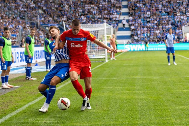 Deutschland: 2.Bundesliga, Saison 2026 2027, 30.08.2026, 3. Spieltag, 1.FC Magdeburg vs Holstein Kiel, Avnet Arena : Torben Muesel (1.FC Magdeburg, 26) im Zweikampf gegen Adrian Kapralik (Holstein Kiel, 20) *** Germany 2. Bundesliga, 2026–2027 Season, August 30, 2026, Matchday 3, 1. FC Magdeburg vs. Holstein Kiel, Avnet Arena: Torben Muesel of 1. FC Magdeburg, No. 26, in a tackle against Adrian Kapralik of Holstein Kiel, No. 20 Copyright: xMichellexLukax