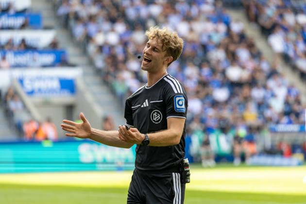 Deutschland: 2.Bundesliga, Saison 2026 2027, 30.08.2026, 3. Spieltag, 1.FC Magdeburg vs Holstein Kiel, Avnet Arena : Jarno Wienefeld (Schiedsrichter) Geste, Gestik, Emotion *** Germany 2. Bundesliga, 2026–2027 Season, August 30, 2026, Matchday 3, 1. FC Magdeburg vs. Holstein Kiel, Avnet Arena, Jarno Wienefeld (Referee), Gesture, Body Language, Emotion Copyright: xMichellexLukax