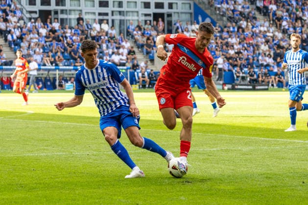 Deutschland: 2.Bundesliga, Saison 2026 2027, 30.08.2026, 3. Spieltag, 1.FC Magdeburg vs Holstein Kiel, Avnet Arena : Tobias Mueller (1.FC Magdeburg, 5) im Zweikampf gegen Adrian Kapralik (Holstein Kiel, 20) *** Germany 2. Bundesliga, 2026–2027 Season, August 30, 2026, Matchday 3, 1. FC Magdeburg vs. Holstein Kiel, Avnet Arena: Tobias Mueller of 1. FC Magdeburg, No. 5, in a tackle against Adrian Kapralik of Holstein Kiel, No. 20 Copyright: xMichellexLukax