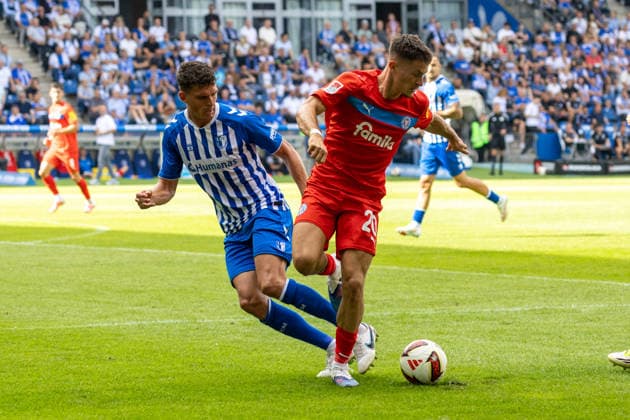 Deutschland: 2.Bundesliga, Saison 2026 2027, 30.08.2026, 3. Spieltag, 1.FC Magdeburg vs Holstein Kiel, Avnet Arena : Tobias Mueller (1.FC Magdeburg, 5) im Zweikampf gegen Adrian Kapralik (Holstein Kiel, 20) *** Germany 2. Bundesliga, 2026–2027 Season, August 30, 2026, Matchday 3, 1. FC Magdeburg vs. Holstein Kiel, Avnet Arena: Tobias Mueller of 1. FC Magdeburg, No. 5, in a tackle against Adrian Kapralik of Holstein Kiel, No. 20 Copyright: xMichellexLukax