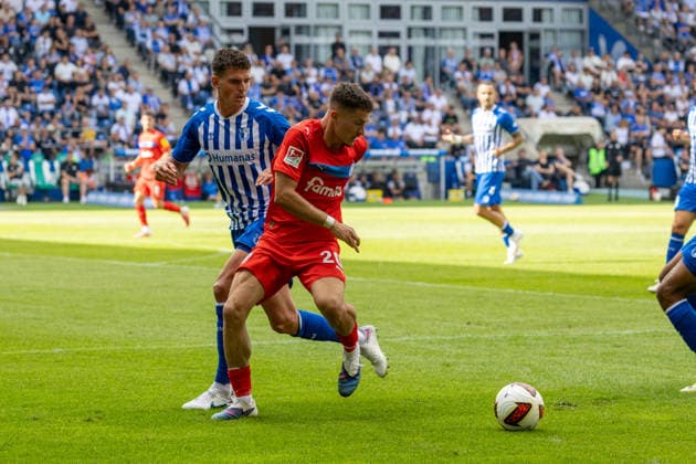 Deutschland: 2.Bundesliga, Saison 2026 2027, 30.08.2026, 3. Spieltag, 1.FC Magdeburg vs Holstein Kiel, Avnet Arena : Tobias Mueller (1.FC Magdeburg, 5) im Zweikampf gegen Adrian Kapralik (Holstein Kiel, 20) *** Germany 2. Bundesliga, 2026–2027 Season, August 30, 2026, Matchday 3, 1. FC Magdeburg vs. Holstein Kiel, Avnet Arena: Tobias Mueller of 1. FC Magdeburg, No. 5, in a tackle against Adrian Kapralik of Holstein Kiel, No. 20 Copyright: xMichellexLukax