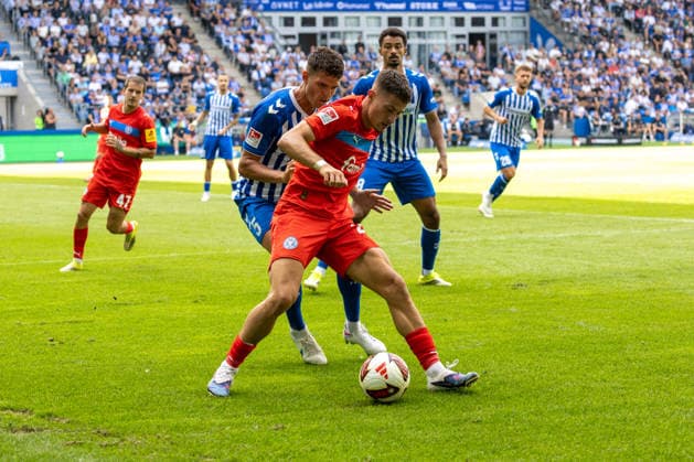 Deutschland: 2.Bundesliga, Saison 2026 2027, 30.08.2026, 3. Spieltag, 1.FC Magdeburg vs Holstein Kiel, Avnet Arena : Tobias Mueller (1.FC Magdeburg, 5) im Zweikampf gegen Adrian Kapralik (Holstein Kiel, 20) *** Germany 2. Bundesliga, 2026–2027 Season, August 30, 2026, Matchday 3, 1. FC Magdeburg vs. Holstein Kiel, Avnet Arena: Tobias Mueller of 1. FC Magdeburg, No. 5, in a tackle against Adrian Kapralik of Holstein Kiel, No. 20 Copyright: xMichellexLukax