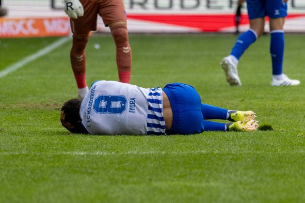 Deutschland: 2.Bundesliga, Saison 2026 2027, 30.08.2026, 3. Spieltag, 1.FC Magdeburg vs Holstein Kiel, Avnet Arena : Emmanuel Iyoha (1.FC Magdeburg, 8) verletzt am Boden *** Germany 2. Bundesliga, 2026–2027 Season, August 30, 2026, Matchday 3, 1. FC Magdeburg vs. Holstein Kiel, Avnet Arena—Emmanuel Iyoha (1. FC Magdeburg) is down on the field, injured Copyright: xMichellexLukax