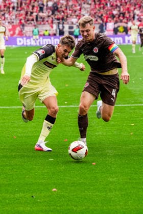 Deutschland: Fußball 2. Bundesliga 2026 27, 3. Spieltag FC St. Pauli vs 1. FC Kaiserslautern Millerntor-Stadion (Hamburg St. Pauli): Mario Sauer (1. FC Kaiserslautern, 21) im Zweikampf mit David Nemeth (FC St. Pauli, 4) *** Germany Soccer 2. Bundesliga 2026–27, Matchday 3: FC St. Pauli vs. 1. FC Kaiserslautern at Millerntor Stadium, Hamburg; St. Pauli s Mario Sauer (1) and 1. FC Kaiserslautern s David Nemeth (4) in a tackle Copyright: xStefanxTrochax