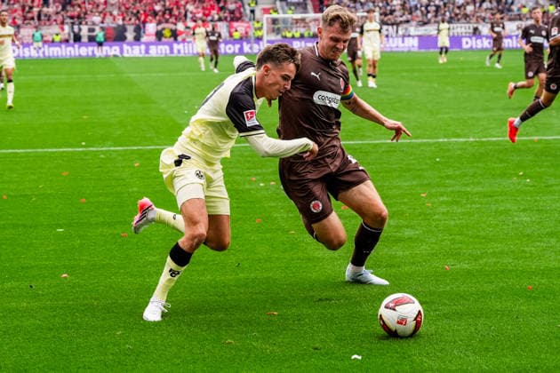 Deutschland: Fußball 2. Bundesliga 2026 27, 3. Spieltag FC St. Pauli vs 1. FC Kaiserslautern Millerntor-Stadion (Hamburg St. Pauli): Mario Sauer (1. FC Kaiserslautern, 21) im Zweikampf mit David Nemeth (FC St. Pauli, 4) *** Germany Soccer 2. Bundesliga 2026–27, Matchday 3: FC St. Pauli vs. 1. FC Kaiserslautern at Millerntor Stadium, Hamburg; St. Pauli s Mario Sauer (1) and 1. FC Kaiserslautern s David Nemeth (4) in a tackle Copyright: xStefanxTrochax
