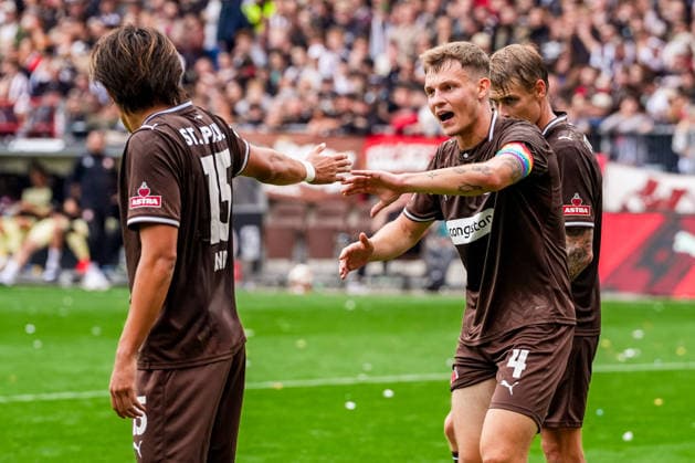 Deutschland: Fußball 2. Bundesliga 2026 27, 3. Spieltag FC St. Pauli vs 1. FC Kaiserslautern Millerntor-Stadion (Hamburg St. Pauli): David Nemeth (FC St. Pauli, 4) und Tomoya Ando (FC St. Pauli, 15) klatschen sich ab *** Germany Soccer 2. Bundesliga 2026–27, Matchday 3: FC St. Pauli vs. 1. FC Kaiserslautern at Millerntor Stadium in Hamburg; St. Pauli s David Nemeth (No. 4) and Tomoya Ando (No. 15) high-five each other Copyright: xStefanxTrochax