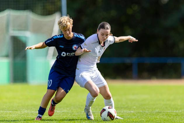 Regionalliga Nordost Frauen: 1. FFC Turbine Potsdam II vs. 1. FFV Erfurt; Potsdam; 30.08.2026 Leonie Gattermann ( 10; 1. FFC Turbine Potsdam II) gegen Lea Schrenk ( 19; 1. FFV Erfurt) Regionalliga Nordost Frauen: 1. FFC Turbine Potsdam II vs. 1. FFV Erfurt; Sportforum Potsdam Waldstadt Schlaatz; 30.08.2026 Copyright: xBEAUTIFULxSPORTS Duehringx