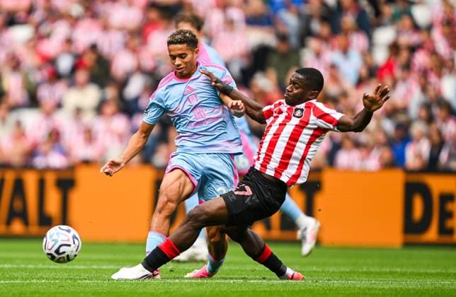 Joshua King of Fulham and Noah Sadiki of Sunderland Sunderland v Fulham, Premier League Football, Football, Stadium of Light, Sunderland, UK - 30 Aug 2026Sunderland Stadium of Light United Kingdom EDITORIAL USE ONLY No use with unauthorised audio, video, data, fixture lists, club league logos or live services. Online in-match use limited to 120 images, no video emulation. No use in betting, games or single club league player publications. Copyright: xGreigxCowie Shutterstockx 17119085bn