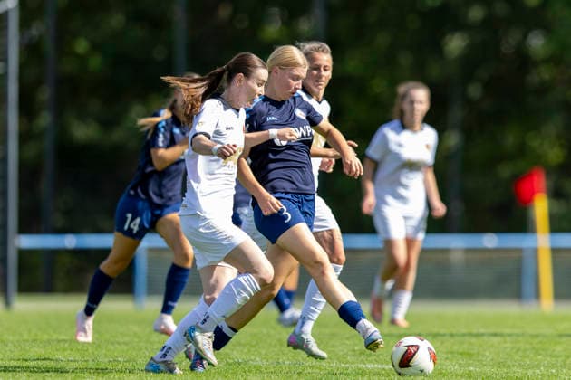 Regionalliga Nordost Frauen: 1. FFC Turbine Potsdam II vs. 1. FFV Erfurt; Potsdam; 30.08.2026 Paula Scharras ( 3; 1. FFC Turbine Potsdam II) gegen Lea Schrenk ( 19; 1. FFV Erfurt) Regionalliga Nordost Frauen: 1. FFC Turbine Potsdam II vs. 1. FFV Erfurt; Sportforum Potsdam Waldstadt Schlaatz; 30.08.2026 Copyright: xBEAUTIFULxSPORTS Duehringx
