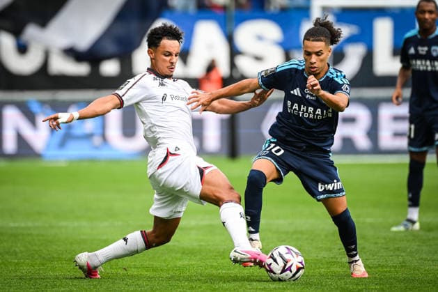 August 30, 2026, Paris, France, France: Sofiane DIOP of Nice and Ilan KEBBAL of Paris FC during the Ligue 1 match between Paris FC and OGC Nice at Jean-Bouin Stadium on August 30, 2026 in Paris, France. Paris France - ZUMAm308 20260830_zsp_m308_001 Copyright: xMatthieuxMirvillex