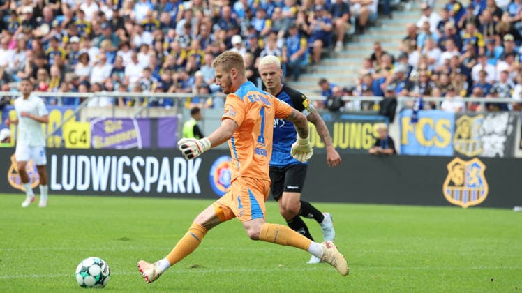30.08.2026, xrekx, Fussball 3.Liga, 1.FC Saarbruecken - Hansa Rostock v.l. Luca Unbehaun (FC Hansa Rostock) Florian Pick (1.FC Saarbruecken) Saarbruecken