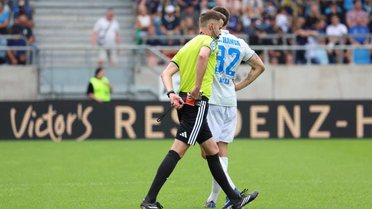 30.08.2026, xrekx, Fussball 3.Liga, 1.FC Saarbruecken - Hansa Rostock v.l. Schiedsrichter Referee Michael Bacher mit der Roten Karte Saarbruecken