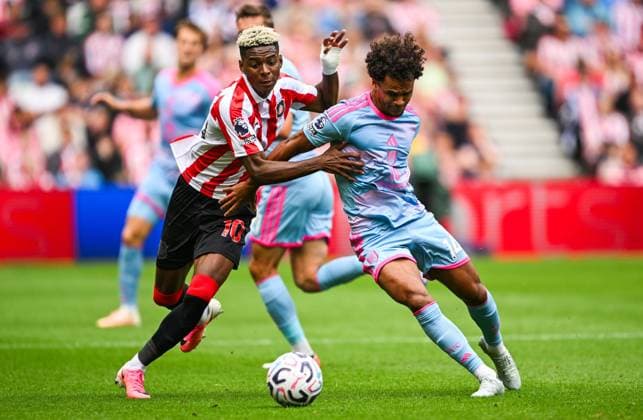 Nilson Angulo of Sunderland and Oscar Bobb of Fulham Sunderland v Fulham, Premier League Football, Football, Stadium of Light, Sunderland, UK - 30 Aug 2026Sunderland Stadium of Light United Kingdom EDITORIAL USE ONLY No use with unauthorised audio, video, data, fixture lists, club league logos or live services. Online in-match use limited to 120 images, no video emulation. No use in betting, games or single club league player publications. Copyright: xGreigxCowie Shutterstockx 17119085bq
