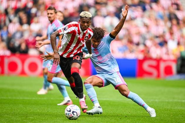 Nilson Angulo of Sunderland and Oscar Bobb of Fulham Sunderland v Fulham, Premier League Football, Football, Stadium of Light, Sunderland, UK - 30 Aug 2026Sunderland Stadium of Light United Kingdom EDITORIAL USE ONLY No use with unauthorised audio, video, data, fixture lists, club league logos or live services. Online in-match use limited to 120 images, no video emulation. No use in betting, games or single club league player publications. Copyright: xGreigxCowie Shutterstockx 17119085br