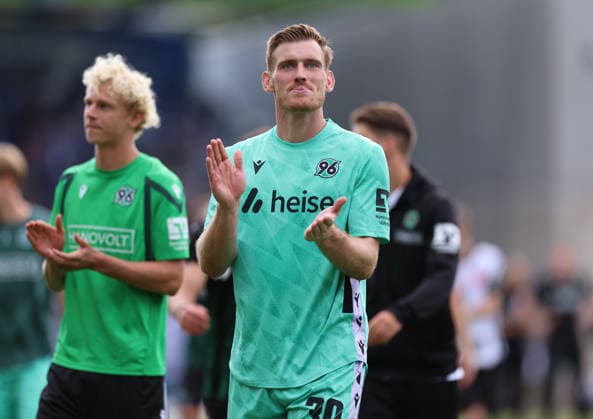 30.08.2026, Fussball 2. Bundesliga, SV Darmstadt 98 - Hannover 96, v.l., Torwart Leo Weinkauf (Hannover 96) feiert mit den Fans, celebrate with the fans DFL DFB REGULATIONS PROHIBIT ANY USE OF PHOTOGRAPHS AS IMAGE SEQUENCES AND OR QUASI-VIDEO. xdcx *** August 30, 2026, Soccer 2. Bundesliga, SV Darmstadt 98 vs. Hannover 96, from left, goalkeeper Leo Weinkauf of Hannover 96 celebrates with the fans. DFL and DFB regulations prohibit any use of photographs as image sequences and or quasi-video. xdcx Copyright: HMBxMedia Claus