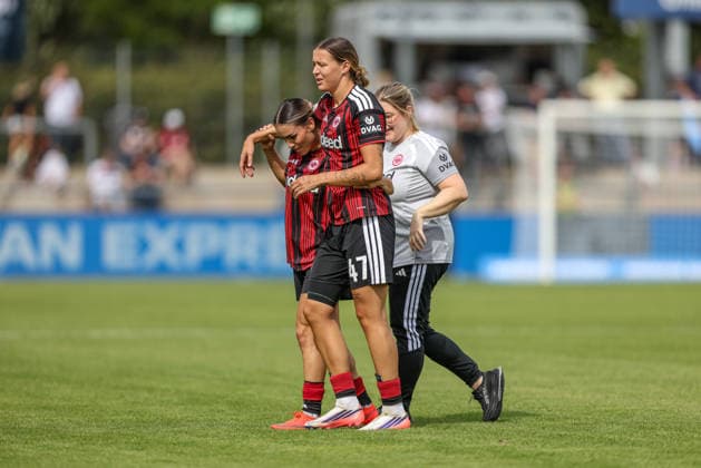 GER, Frankfurt, Eintracht Frankfurt vs 1. FC Nürnberg, Google Pixel Frauen Bundesliga, Fussball, DFB, Spielzeit 2026 2027, Stadion am Brentanobad, 2. Spieltag im Bild: Verletzung, Schmerzen, Frust, Emotionen Larissa Mühlhaus (Eintracht Frankfurt Frauen 47) hat sich verletzt und kann nicht weiterspielen, Ereleta Memeti (Eintracht Frankfurt Frauen 7) DFB DFL REGULATIONS PROHIBIT ANY USE OF PHOTOGRAPHS AS IMAGE SEQUENCES AND OR QUASI-VIDEO, 30.08.2026 *** GER, Frankfurt, Eintracht Frankfurt vs. 1. FC Nürnberg, Google Pixel Women s Bundesliga, Soccer, DFB, 2026–2027 Season, Stadion am Brentanobad, Matchday 2 in Pictures: Injury, Pain, Frustration, Emotions—Larissa Mühlhaus (Eintracht Frankfurt Women, 47) has been injured and cannot continue playing, Ereleta Memeti, Eintracht Frankfurt Women’s Team, No. 7. DFB and DFL regulations prohibit any use of photographs as image sequences and or quasi-video. August 30, 2026 Copyright: HMBxMedia HendrikxHamelau