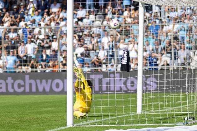 Leopold Leimeister 1 (TSV Landsberg) kann den Elfmeter nicht halten. 1:0 für den TSV 1860 Muenchen, TSV 1860 von Muenchen vs. TSV Landsberg, Fussball, Regionalliga Bayern, 6. Spieltag, 30.08.2026 DFB regulations prohibit any use of photographs as image sequences and or quasi-video Muenchen Bayern Deutschland