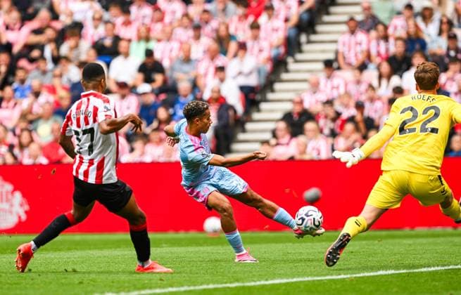 Joshua King of Fulham shoots just over Goalkeeper Robin Roefs of Sunderland s goal Sunderland v Fulham, Premier League Football, Football, Stadium of Light, Sunderland, UK - 30 Aug 2026Sunderland Stadium of Light United Kingdom EDITORIAL USE ONLY No use with unauthorised audio, video, data, fixture lists, club league logos or live services. Online in-match use limited to 120 images, no video emulation. No use in betting, games or single club league player publications. Copyright: xGreigxCowie Shutterstockx 17119085bt