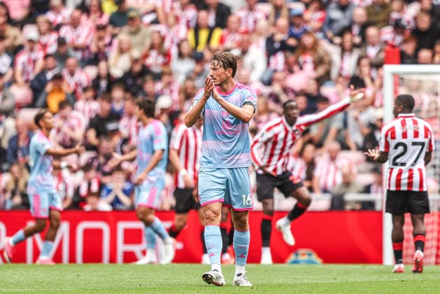 Premier League: Sunderland v Fulham Sander Berge of Fulham applauds his team during the Premier League match Sunderland vs Fulham at Stadium Of Light, Sunderland, United Kingdom on 30 August 2026 (Photo by Alfie Cosgrove News Images) Sunderland Stadium Of Light Tyne and Wear United Kingdom Copyright: xAlfiexCosgrove NewsxImagesx